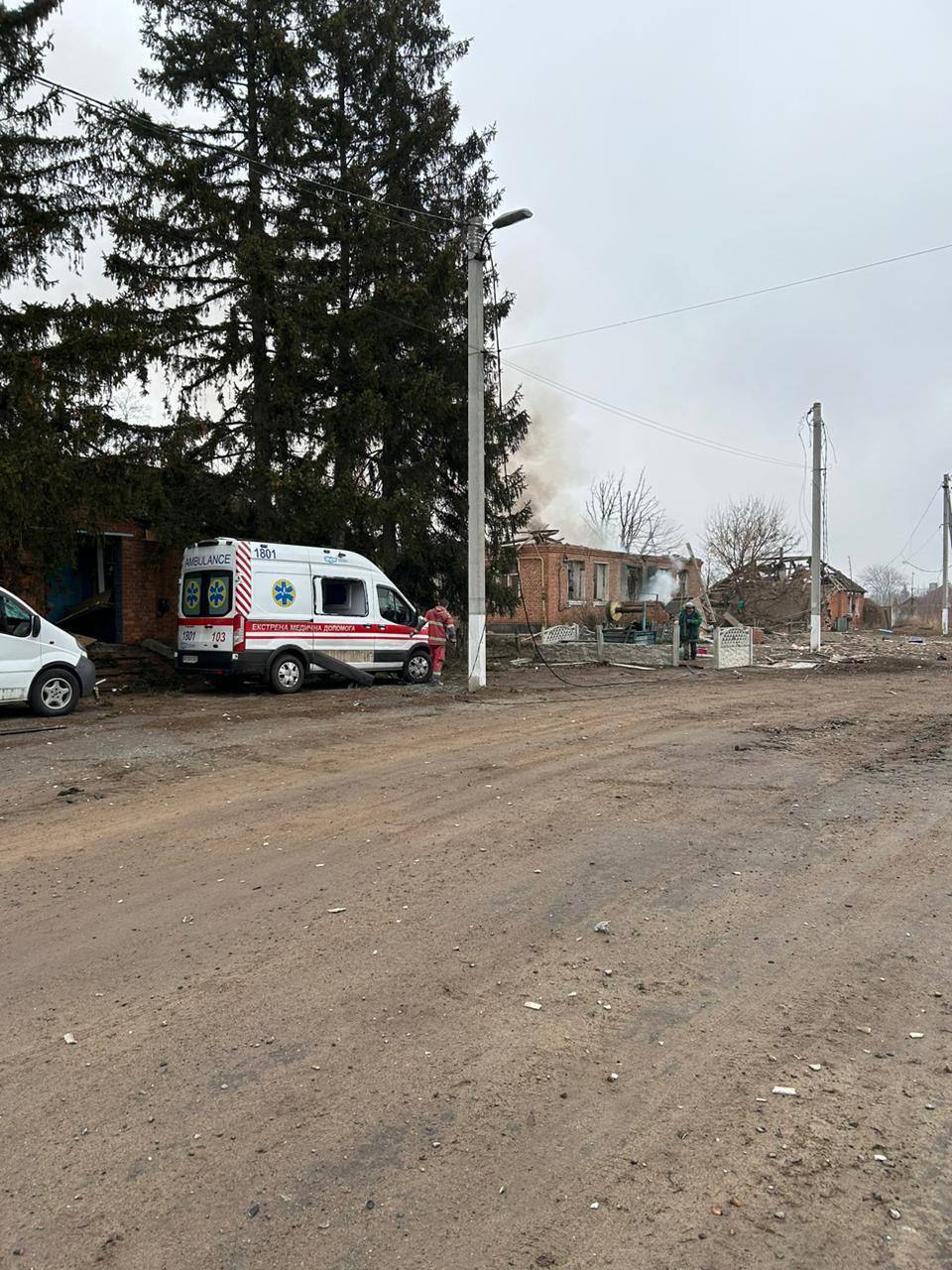 В Харьковской области оккупанты обстреляли временный пункт скорой медпомощи: есть раненые. Фото