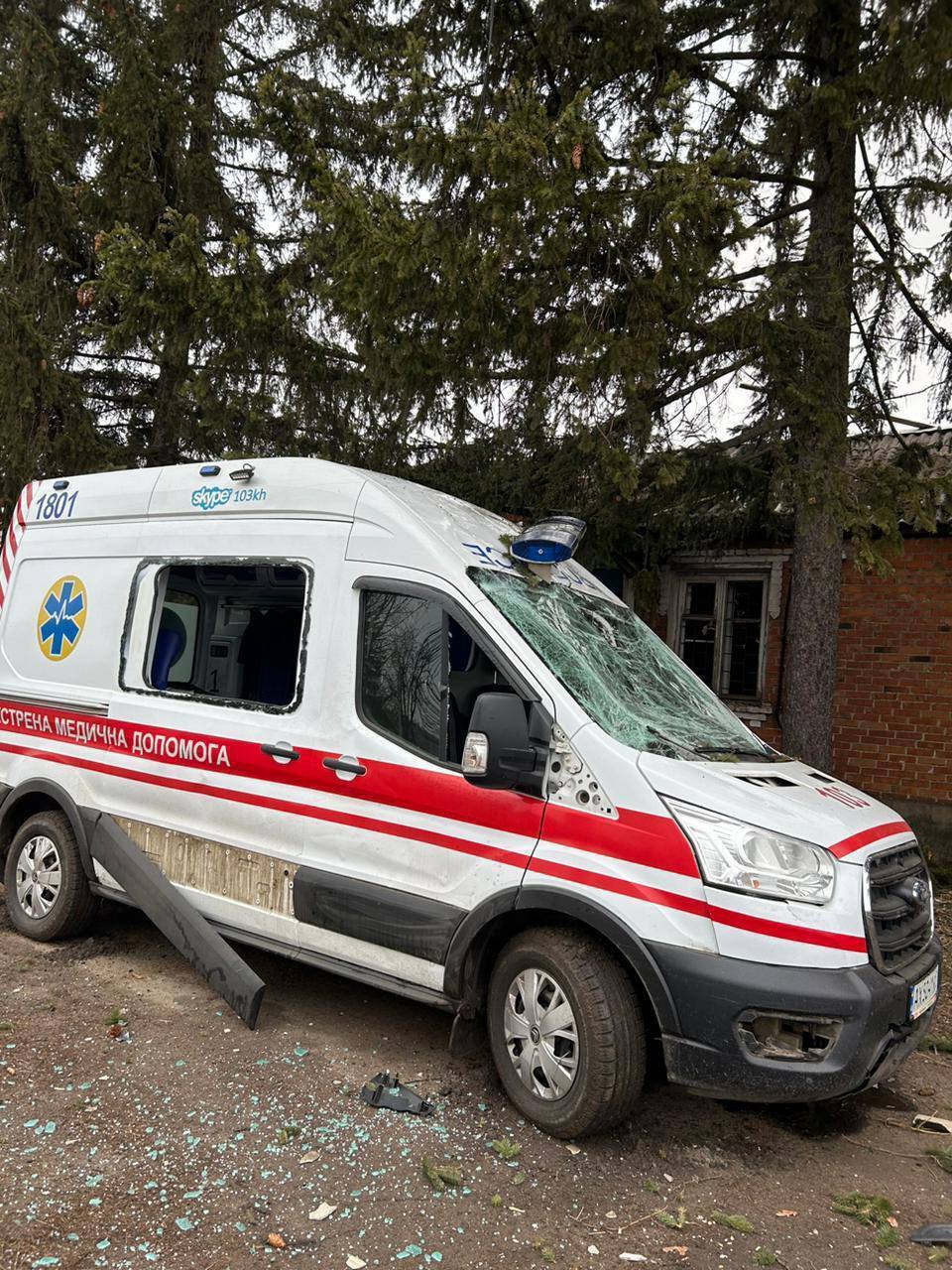 В Харьковской области оккупанты обстреляли временный пункт скорой медпомощи: есть раненые. Фото