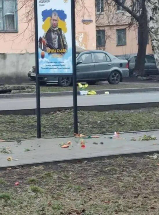 На Днепропетровщине вандалы изуродовали Аллею памяти погибших Героев: фото