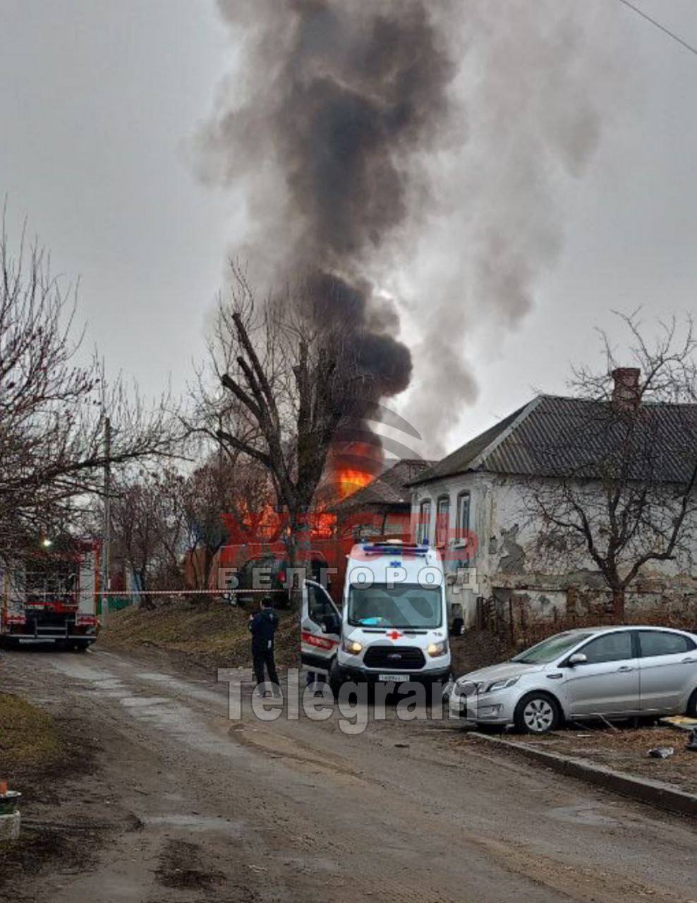 Обгорілі авто і дим стовпом: у Бєлгороді пролунали вибухи після спроб армії РФ збити цілі. Фото і відео