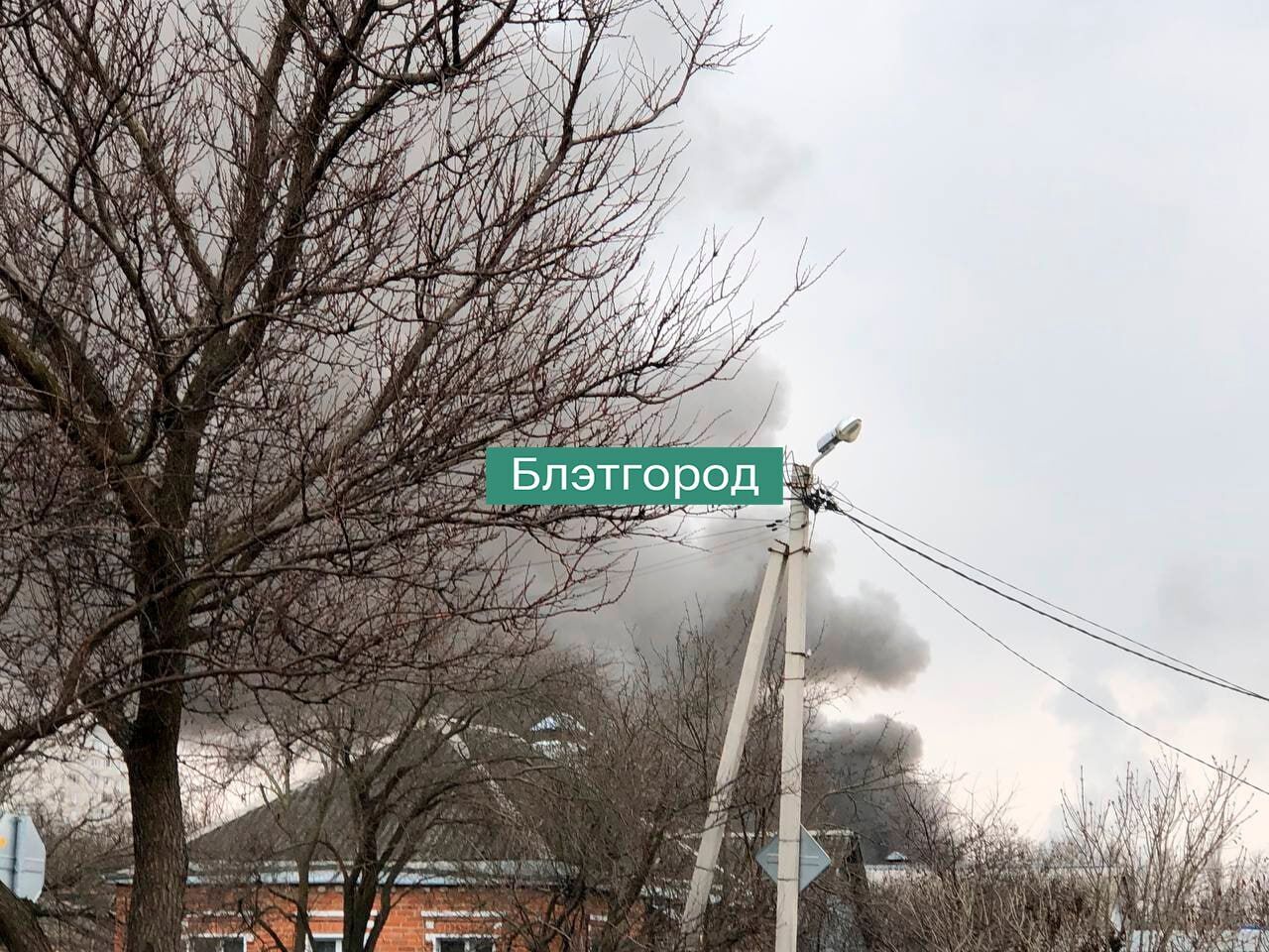 Обгорілі авто і дим стовпом: у Бєлгороді пролунали вибухи після спроб армії РФ збити цілі. Фото і відео