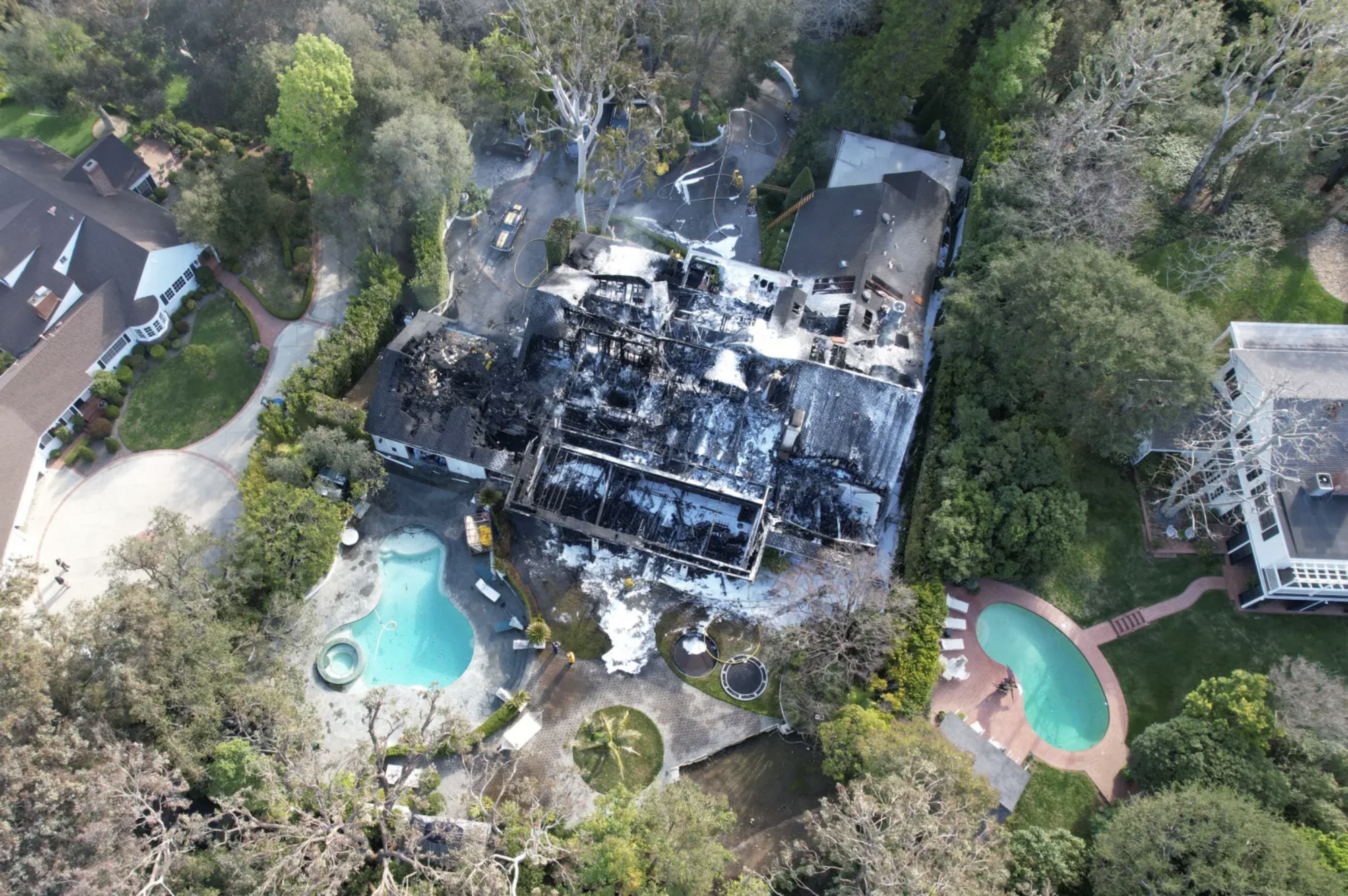 Казковий маєток відомої моделі й акторки Кари Делевінь за $7 млн згорів ущент: який вигляд мав будинок до та після пожежі