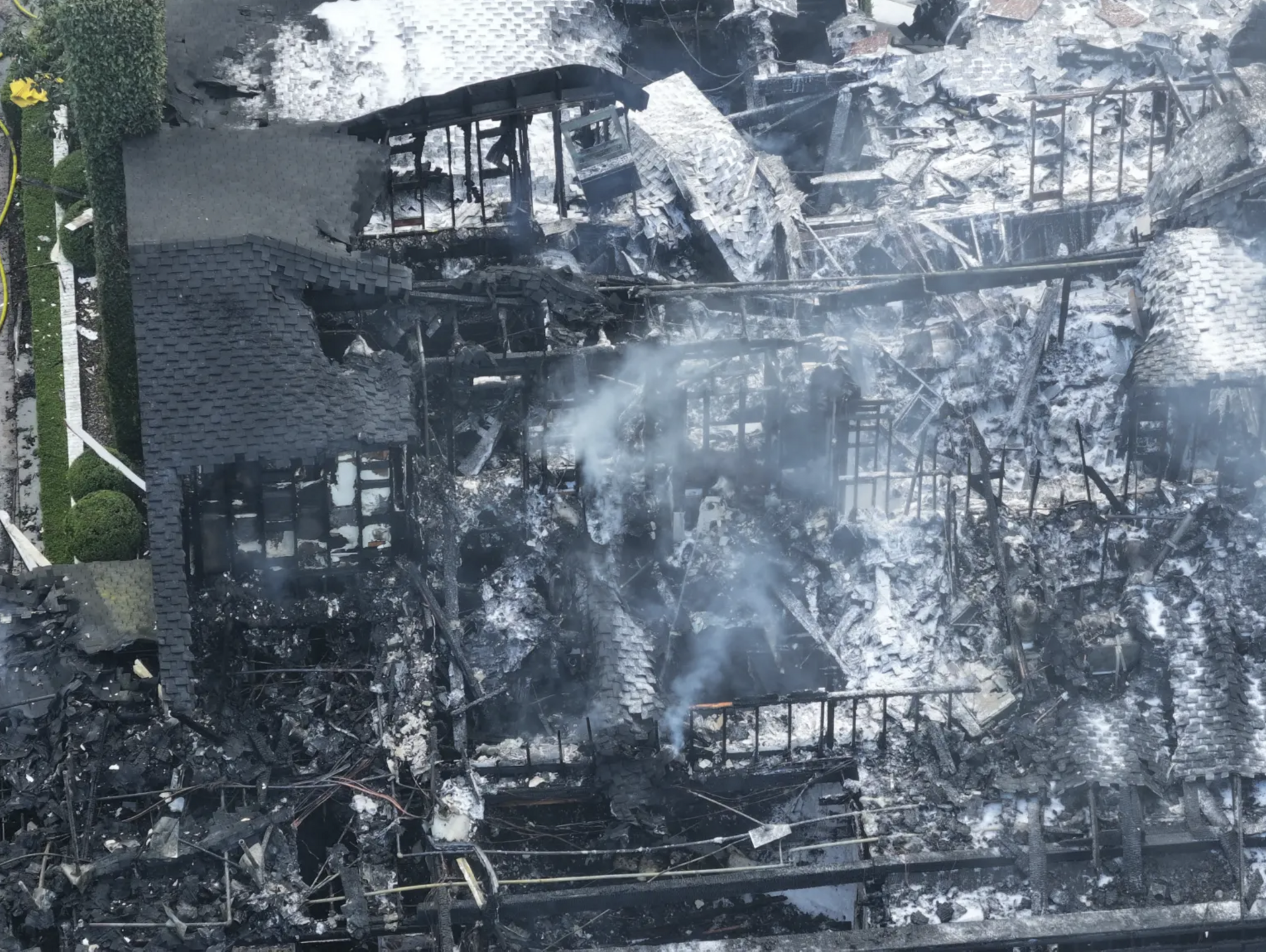 Сказочное имение известной модели и актрисы Кары Делевинь за $7 млн сгорел дотла: как выглядел дом до и после пожара