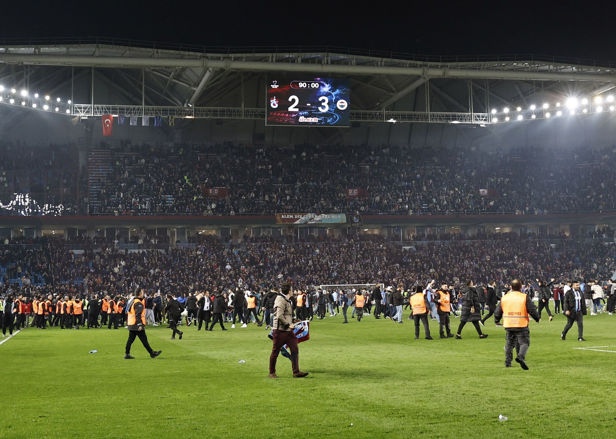 Матч чемпіонату Туреччини завершився грандіозною бійкою футболістів із уболівальниками. Фото і відео