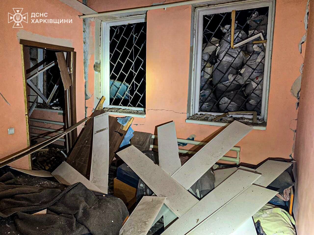 Окупанти вночі завдали удару по пожежній частині на Харківщині: постраждав рятувальник. Фото 
