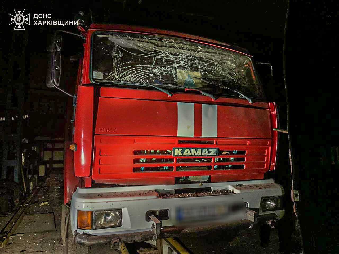 Оккупанты ночью нанесли удар по пожарной части на Харьковщине: пострадал спасатель. Фото
