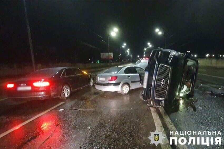 В Киеве пьяный водитель устроил тройное ДТП: одна из машин перевернулась, есть пострадавшие. Фото