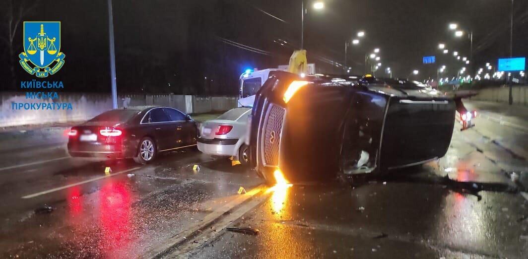 У Києві п’яний водій влаштував потрійну ДТП: одна з машин перекинулась, є постраждалі. Фото