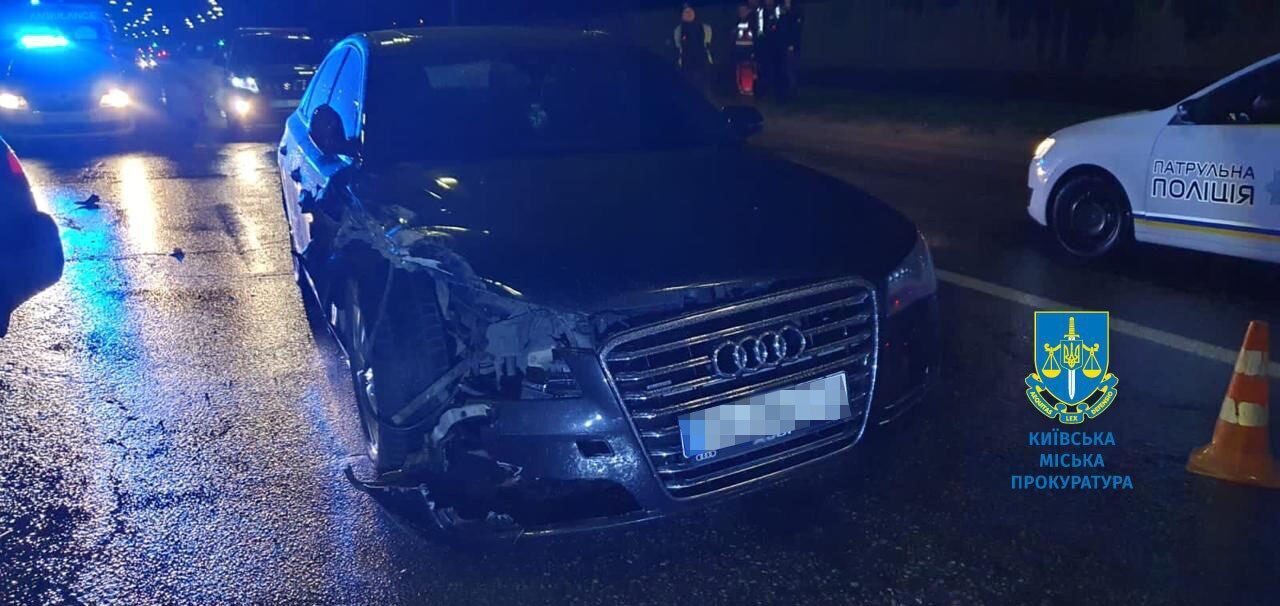 В Киеве пьяный водитель устроил тройное ДТП: одна из машин перевернулась, есть пострадавшие. Фото