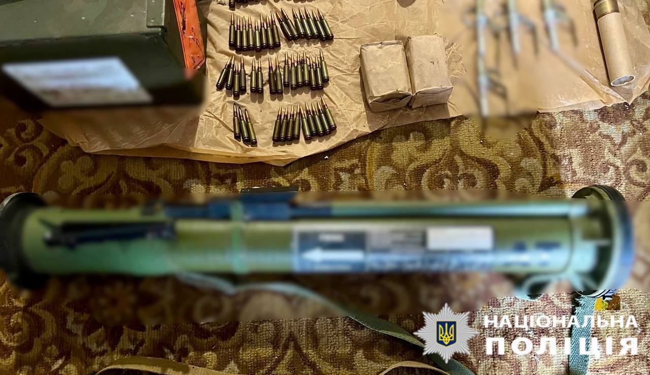 Патроны и гранатометы: в Киевской области разоблачили мужчину, который хранил дома целый арсенал оружия. Фото