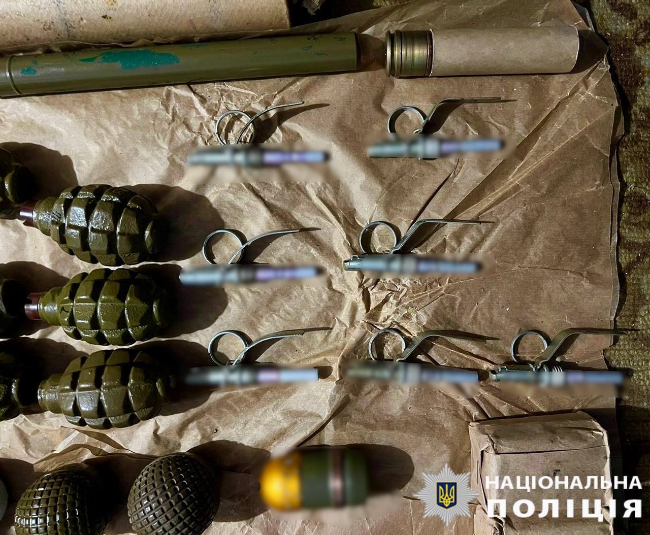 Патрони та гранатомети: на Київщині викрили чоловіка, який зберігав дома цілий арсенал зброї. Фото