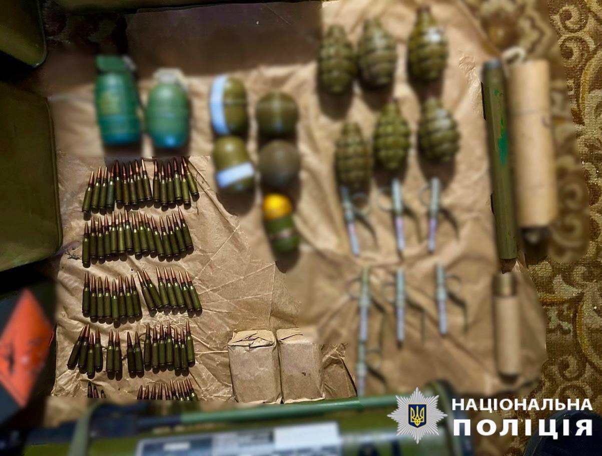 Патрони та гранатомети: на Київщині викрили чоловіка, який зберігав дома цілий арсенал зброї. Фото