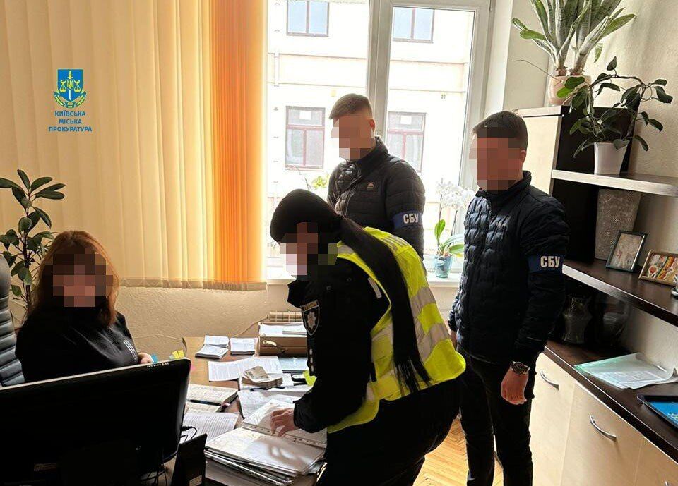 Требовала от благотворителей взятку за аренду помещения для гуманитарной помощи: в Киеве разоблачили чиновницу. Фото