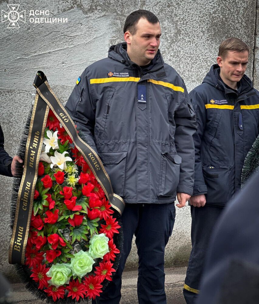 Поранення були несумісні з життям: в Одесі попрощалися з рятувальником, якого РФ вбила ударом по місту. Фото і відео