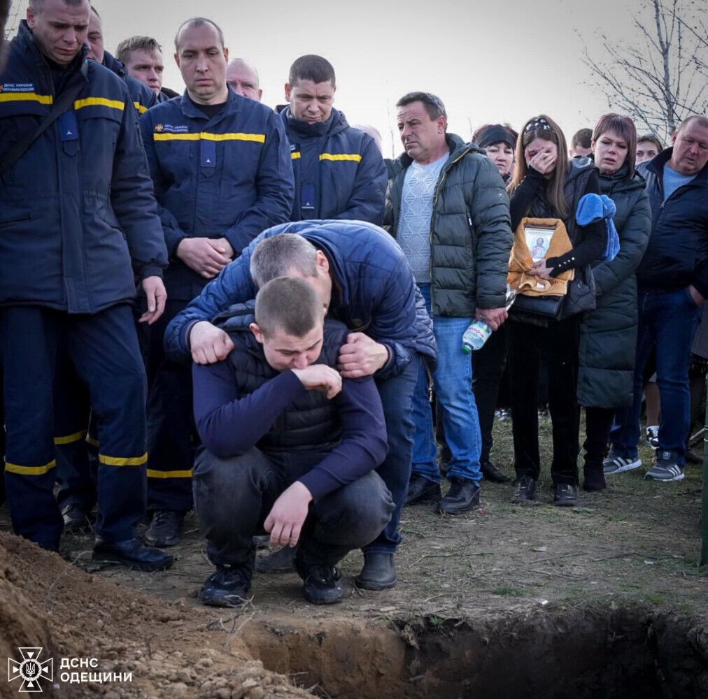 Ранения были несовместимы с жизнью: в Одессе простились со спасателем, которого РФ убила ударом по городу. Фото и видео