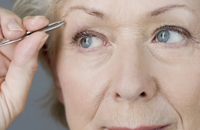Какие ошибки в макияже бровей прибавляют возрасту: никогда так не делайте