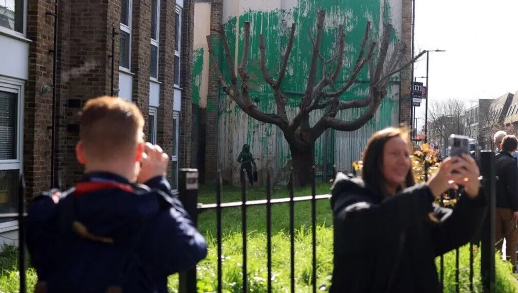 Бенксі створив новий мурал у Лондоні: як відреагували люди. Фото та відео