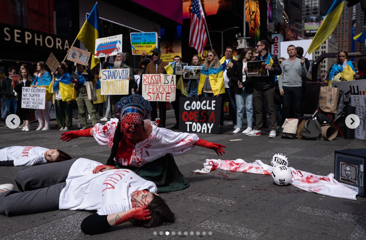 "Пропаганда вбиває!" Росіяни влаштували у Нью-Йорку святкування Масниці й отримали по заслугах від української діаспори. Фото і відео