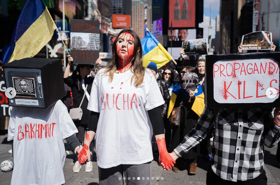 "Пропаганда убивает!" Россияне устроили в Нью-Йорке празднование Масленицы и получили по заслугам от украинской диаспоры. Фото и видео