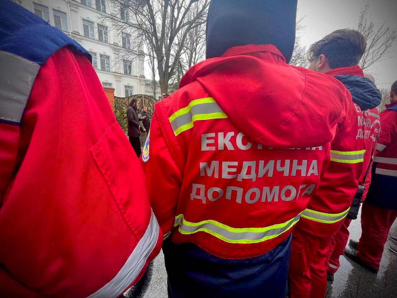 В Одессе простились с медиком, который погиб вследствие повторного российского обстрела, спасая людей 15 марта. Фото