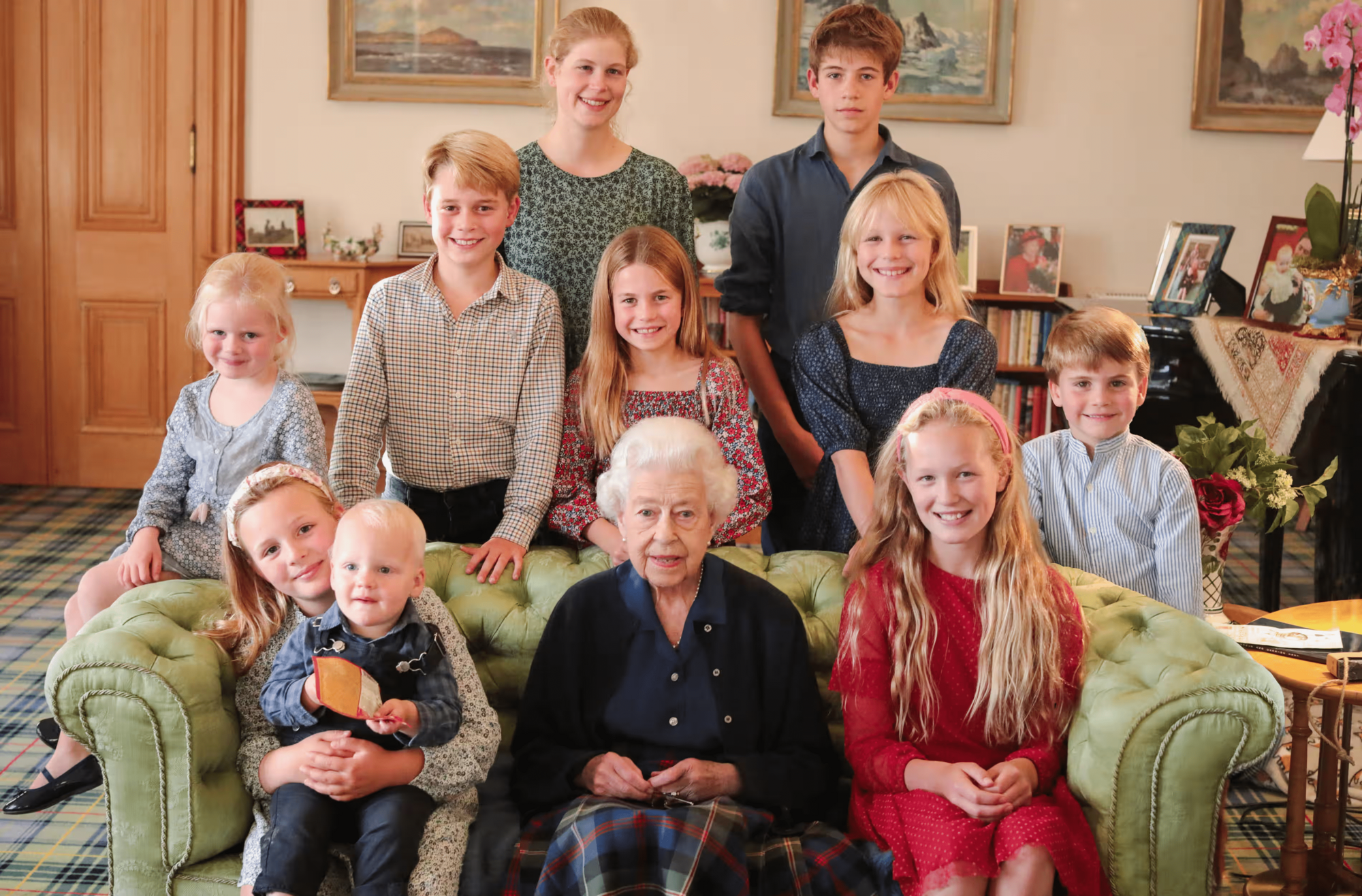 На портрете покойной Елизаветы II с детьми и внуками также нашли следы фотошопа
