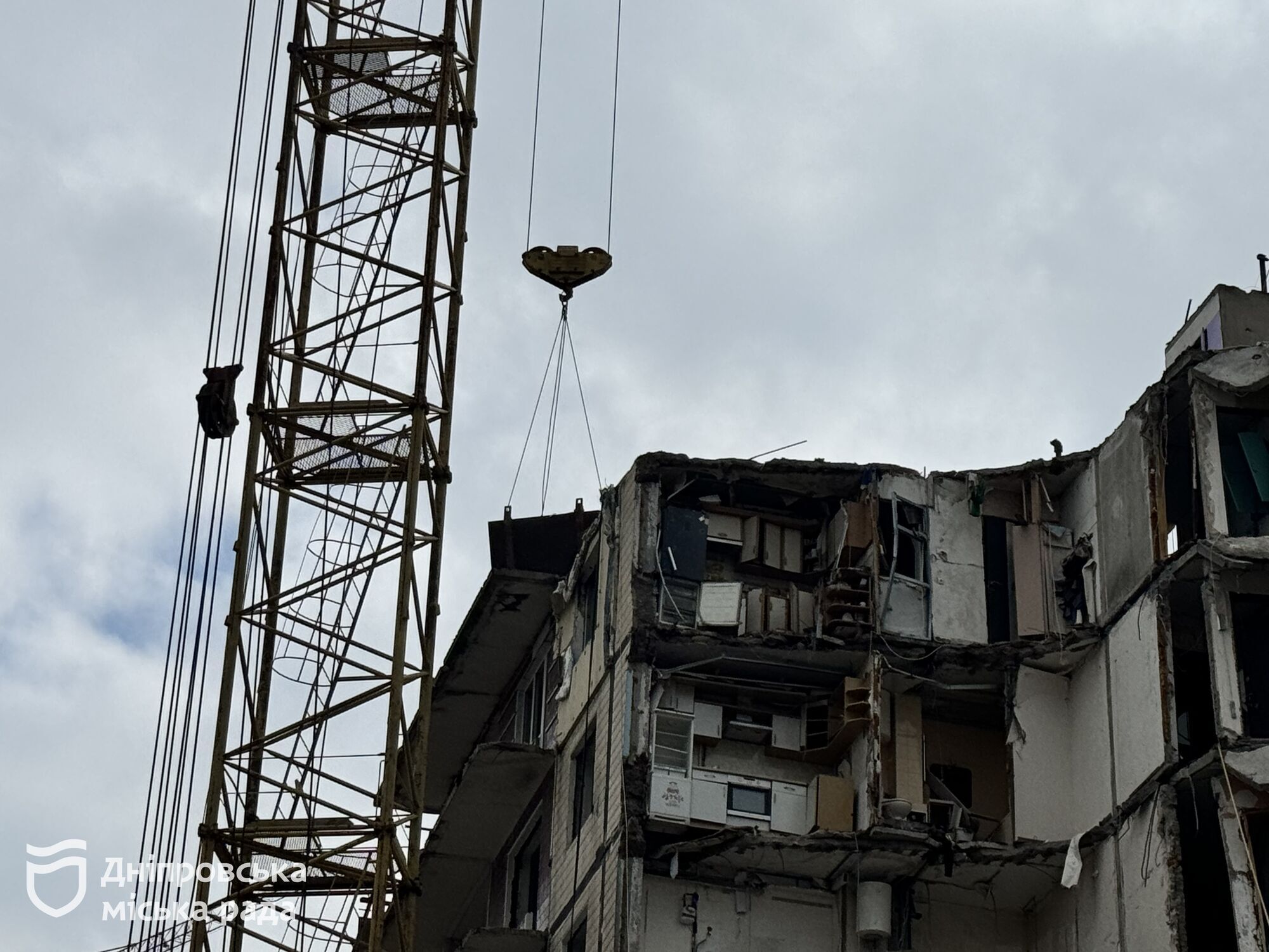 В Днепре приступили к демонтажу дома на Набережной Победы, в который попала российская ракета