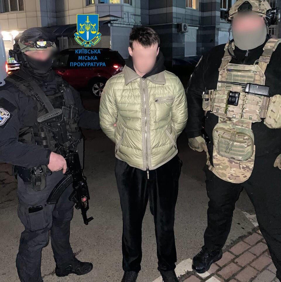 От имени ВСУ просили гуманитарную помощь, которую потом продавали: в Киеве задержали двух "военных". Фото и видео