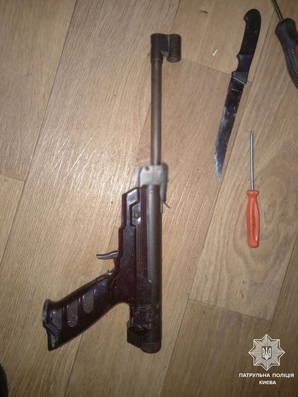 В Киеве, приехав на вызов о громкой музыке, патрульные обнаружили у нарушителей предметы, похожие на оружие. Фото