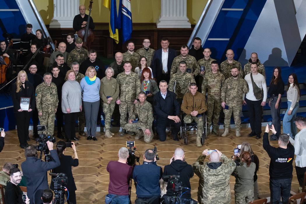 С первых дней войны встали на защиту столицы: Кличко наградил воинов 5-й отдельной штурмовой Киевской бригады. Фото
