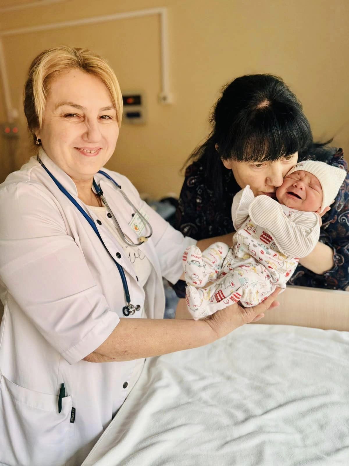 87-річна українка стала бабусею у 105-й раз: з'явились подробиці про родину