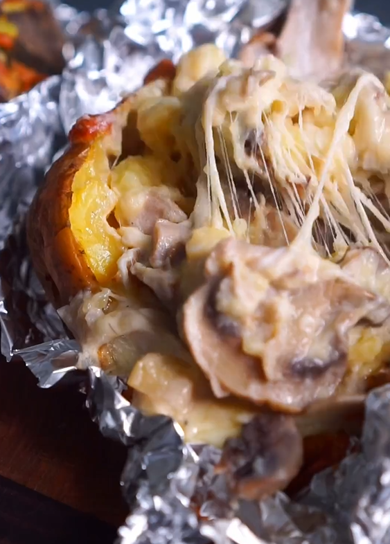 Лучше пюре: как вкусно запечь картошку с грибами на обед