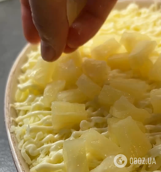Найсмачніший салат з куркою та ананасами: що додати у страву для кращого смаку