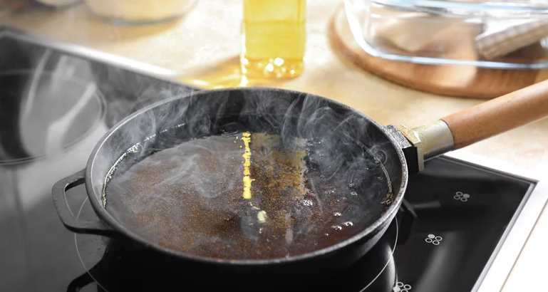 Як відчистити пригорілу сковорідку: незвичні способи зі 100%-м ефектом