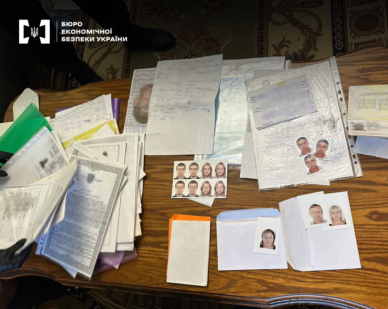 В Черновицкой области Бюро экономической безопасности разоблачило бывшего работника милиции на подделке документов. Фото