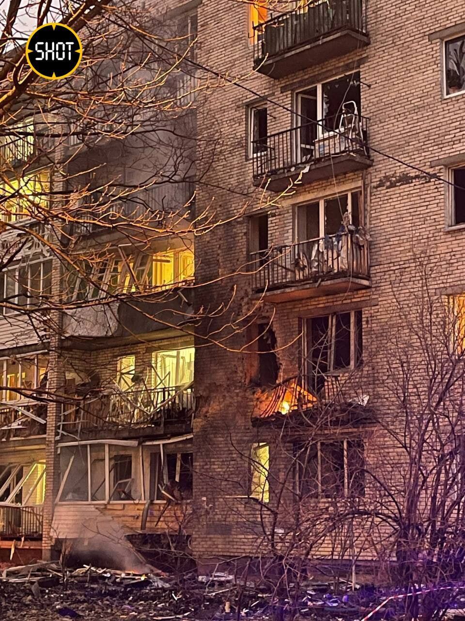 В Санкт-Петербурге слышали мощный взрыв: обломки БПЛА якобы рухнули у жилого дома, начался пожар. Видео