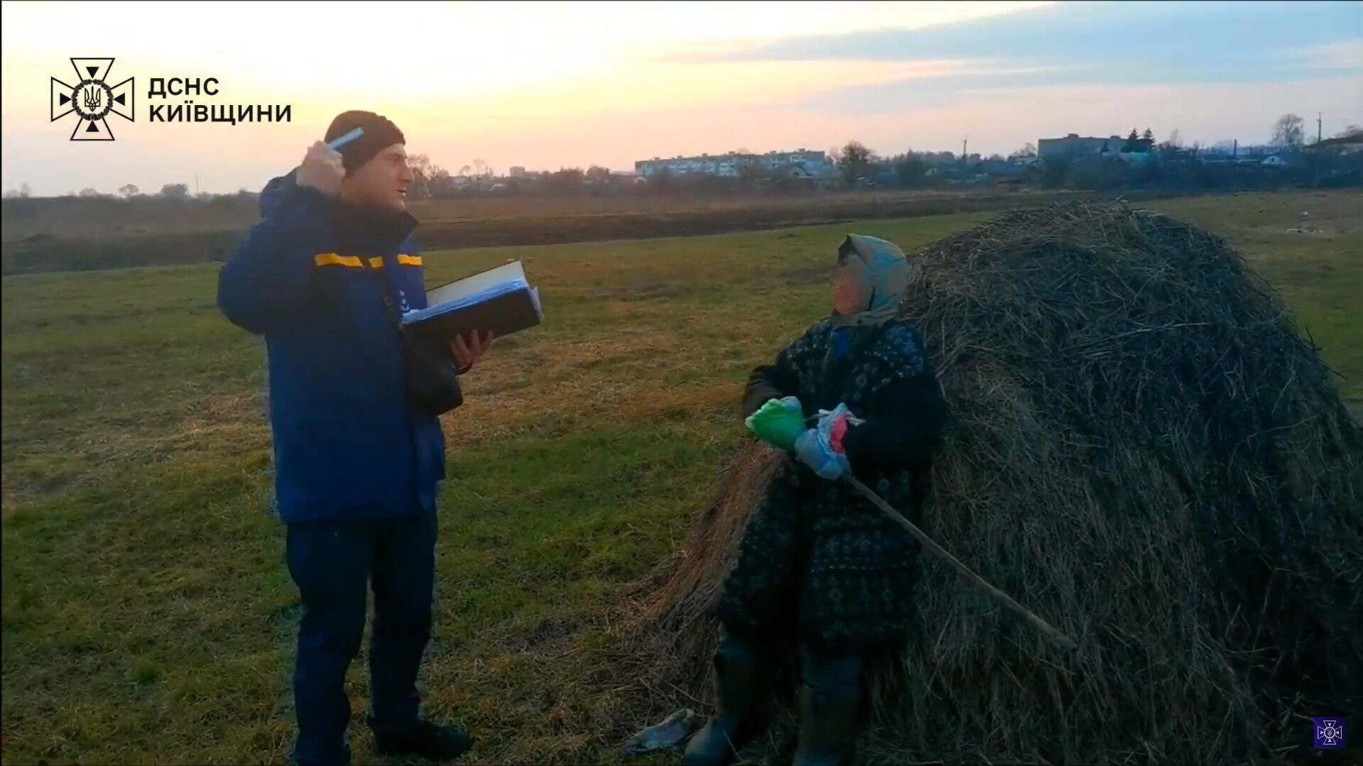 На Київщині рятувальники тричі виїжджали на виклик через бабусю-палійку. Подробиці і відео