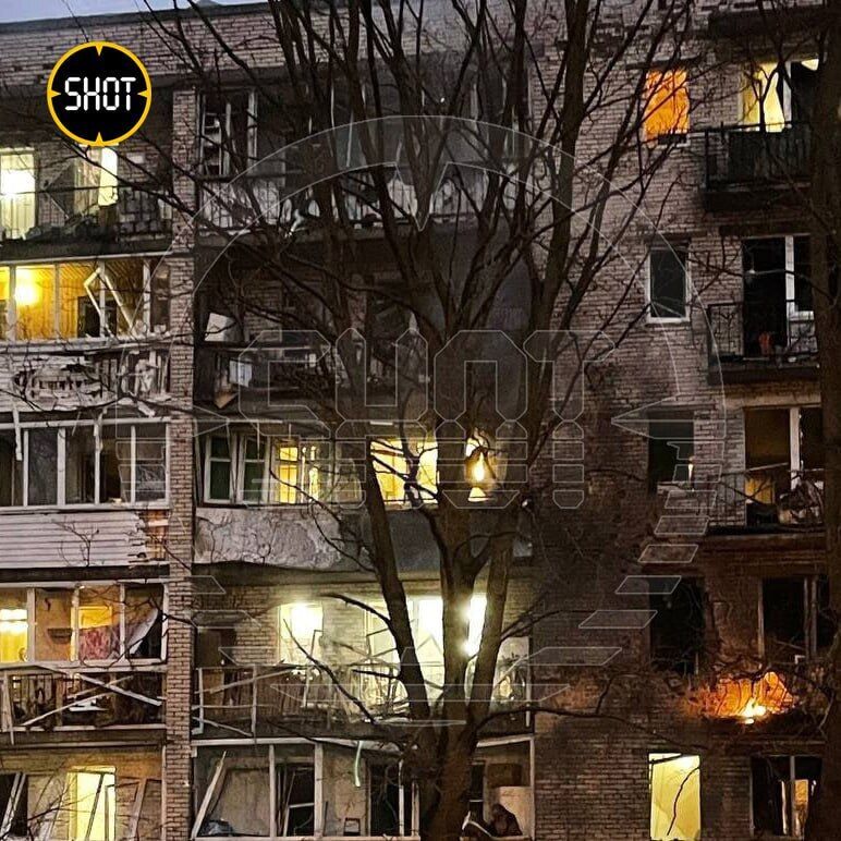 У Санкт-Петербурзі чули потужний вибух: уламки БПЛА нібито впали біля житлового будинку, почалася пожежа. Відео