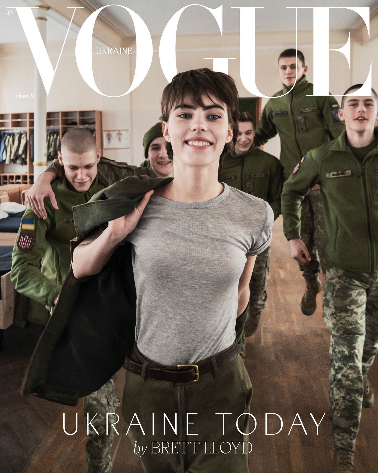 Принцесса-воин Оксана "Ксена" Рубаняк и модель Карина Мазяр в стенах военного лицея украсили обложки Vogue