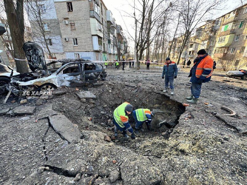 В сети показали жуткие фото с места прилета БПЛА в Харькове: огромная воронка и сгорела "скорая"