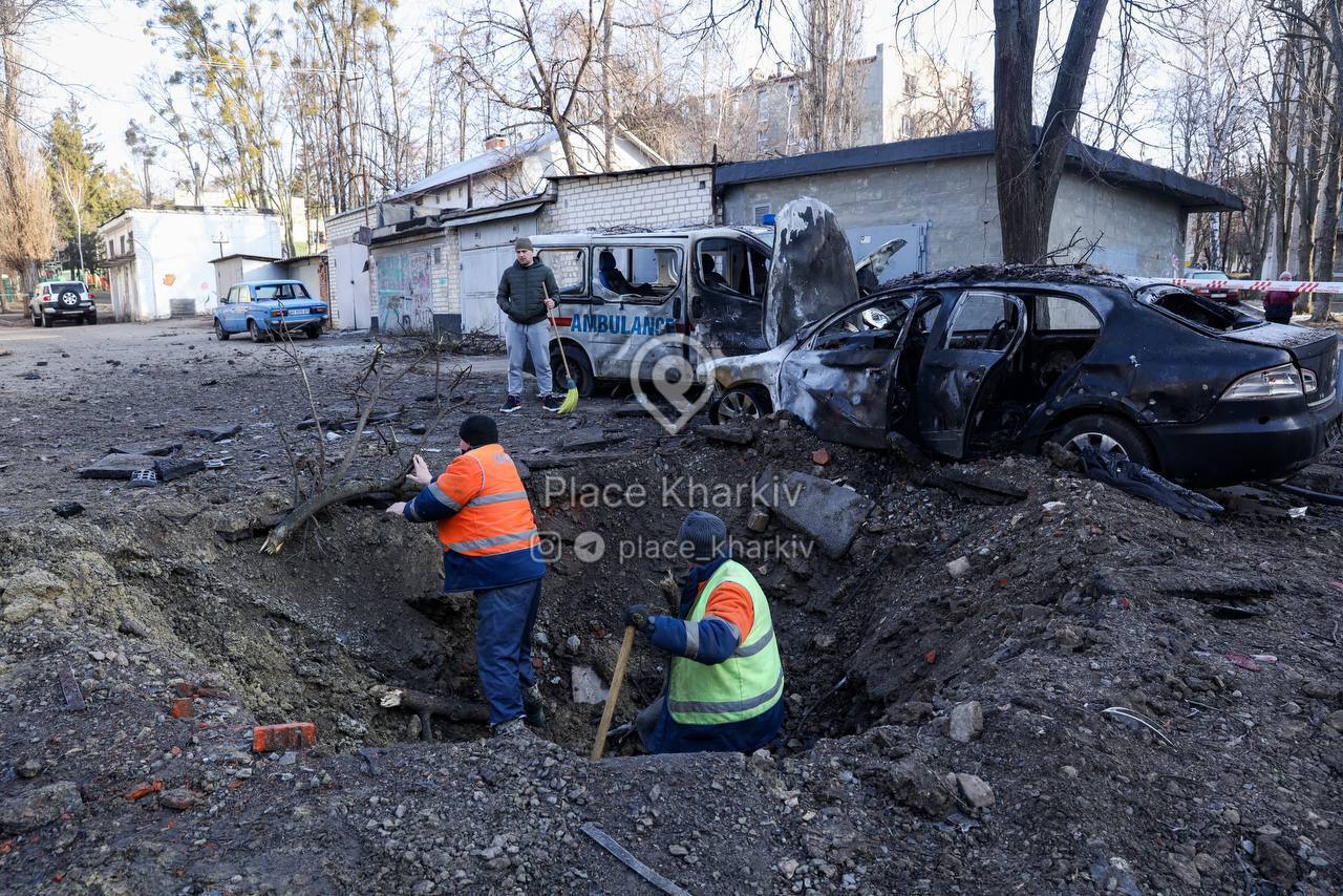 В сети показали жуткие фото с места прилета БПЛА в Харькове: огромная воронка и сгорела "скорая"