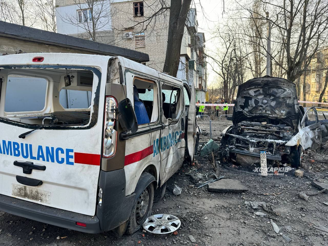 В сети показали жуткие фото с места прилета БПЛА в Харькове: огромная воронка и сгорела "скорая"