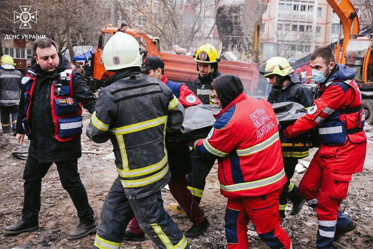 Рятувальники в Одесі виносять тіло