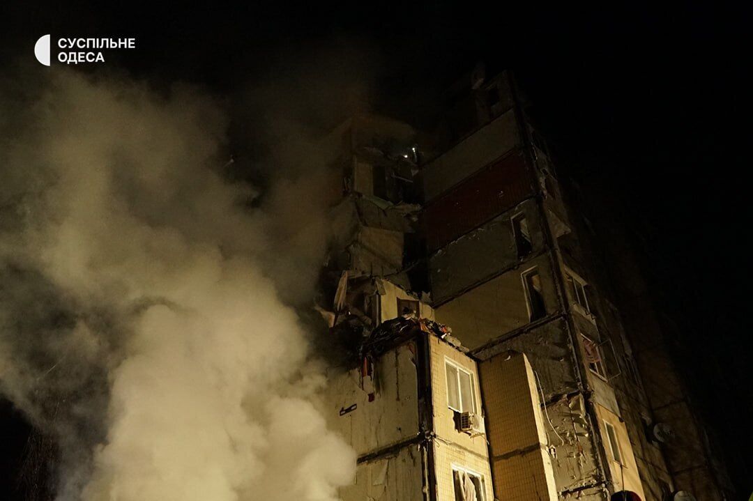 В Одесі внаслідок влучання "Шахеда" зруйновано 9-поверхівку: загинуло 12 людей, серед них – п'ятеро дітей. Усі деталі