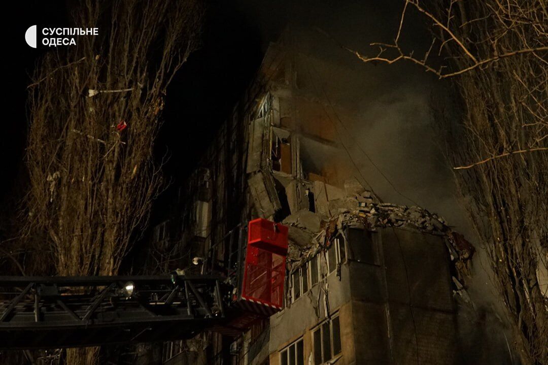 В Одесі внаслідок влучання "Шахеда" зруйновано 9-поверхівку: загинуло 12 людей, серед них – п'ятеро дітей. Усі деталі