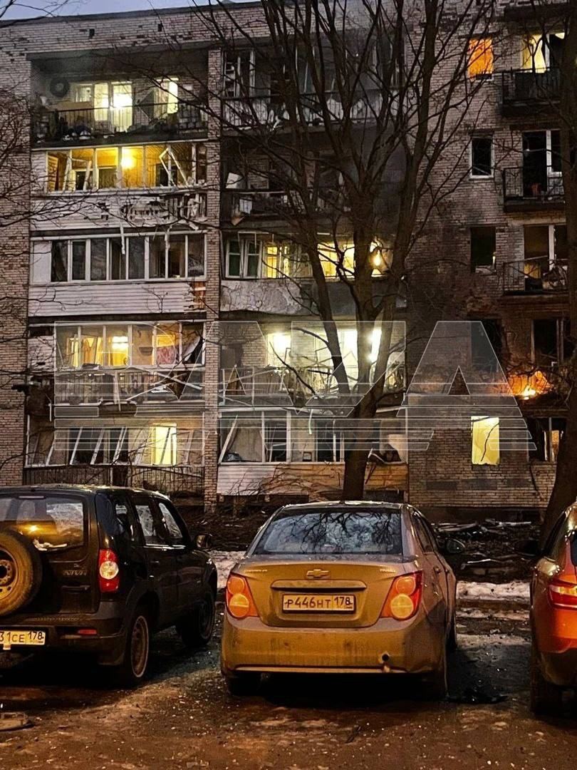 "Тут пів будинку рознесло, пацани!" У Петербурзі показали наслідки нібито прильоту БПЛА по житловому будинку. Відео
