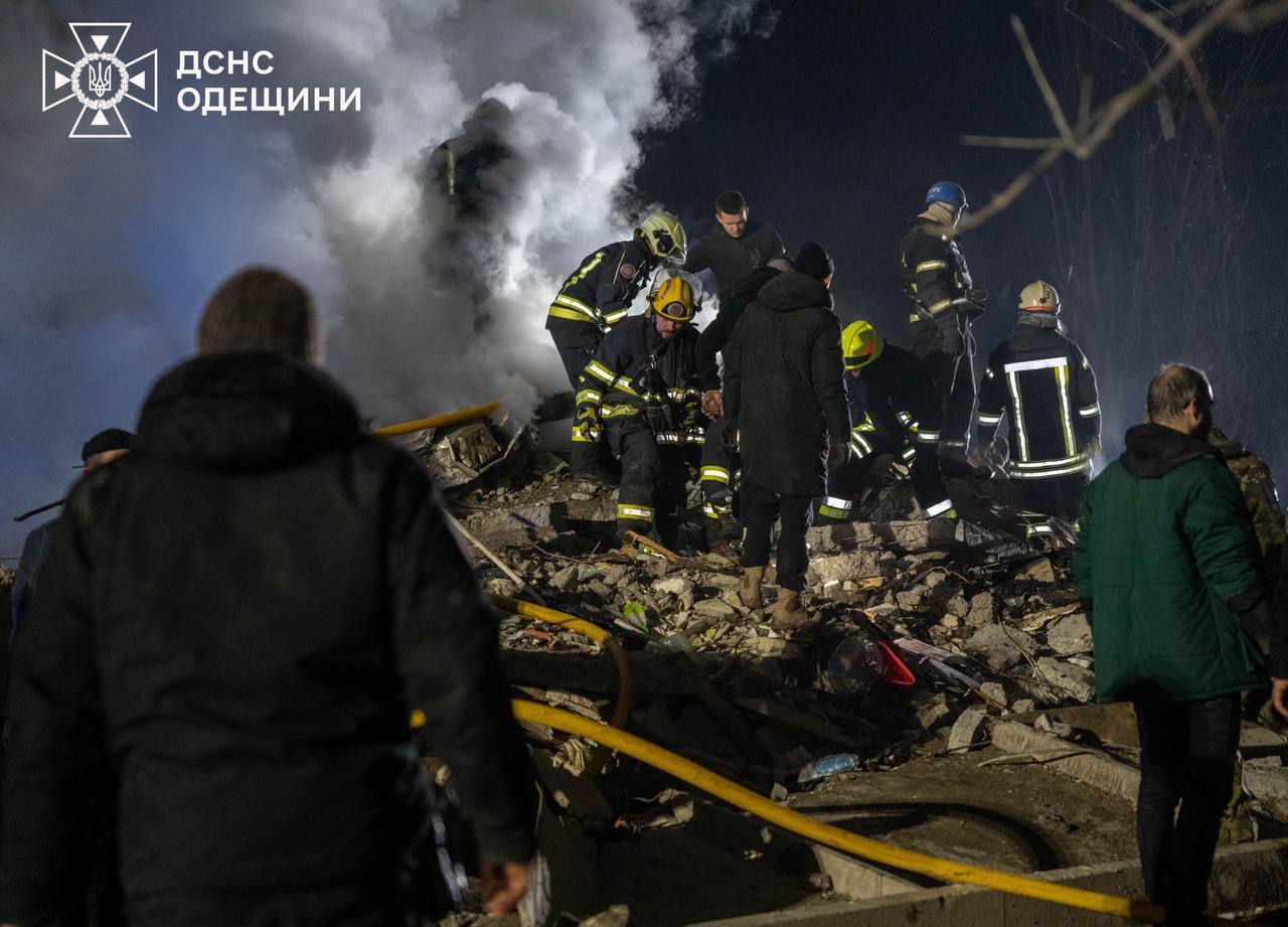 Под завалами в Одессе могут быть еще дети: Зеленский рассказал о спасательной операции
