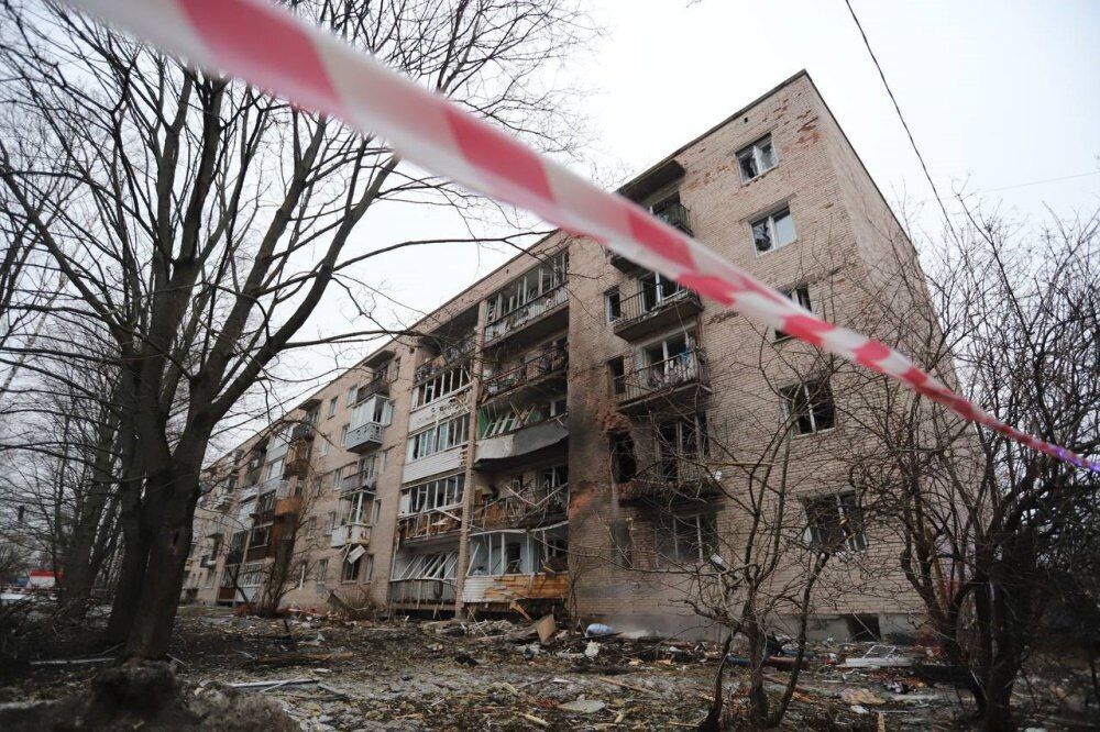 "Здесь пол дома разнесло, пацаны!" В Петербурге показали последствия якобы прилета БПЛА по жилому дому. Видео