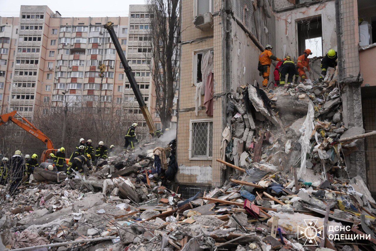 В Одессе люди принесли цветы, свечи и игрушки к разрушенному россиянами дому. Видео
