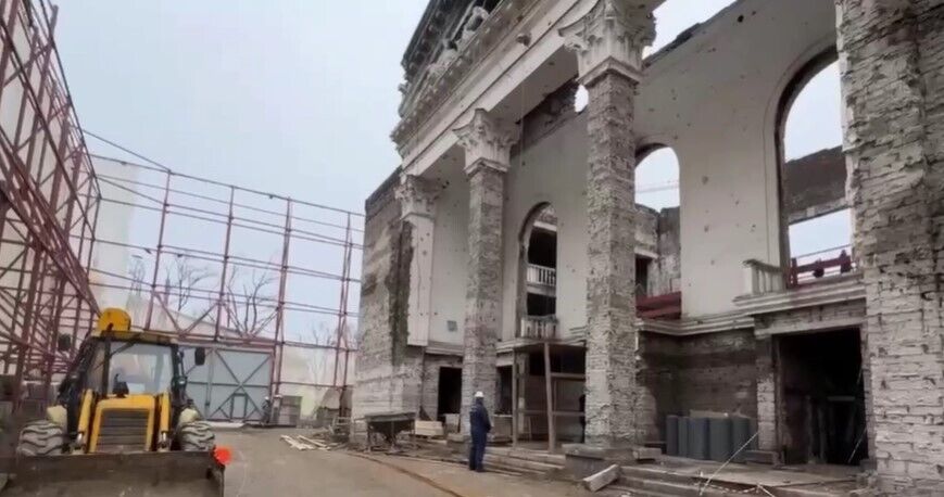 Як зараз виглядає Драматичний театр в Маріуполі після трагедії: відео з окупації
