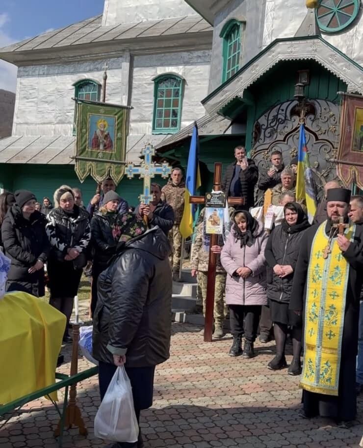 "Сердце сжимается от боли": на Буковине священник УПЦ МП не впустил семью с телом погибшего защитника Украины в церковь